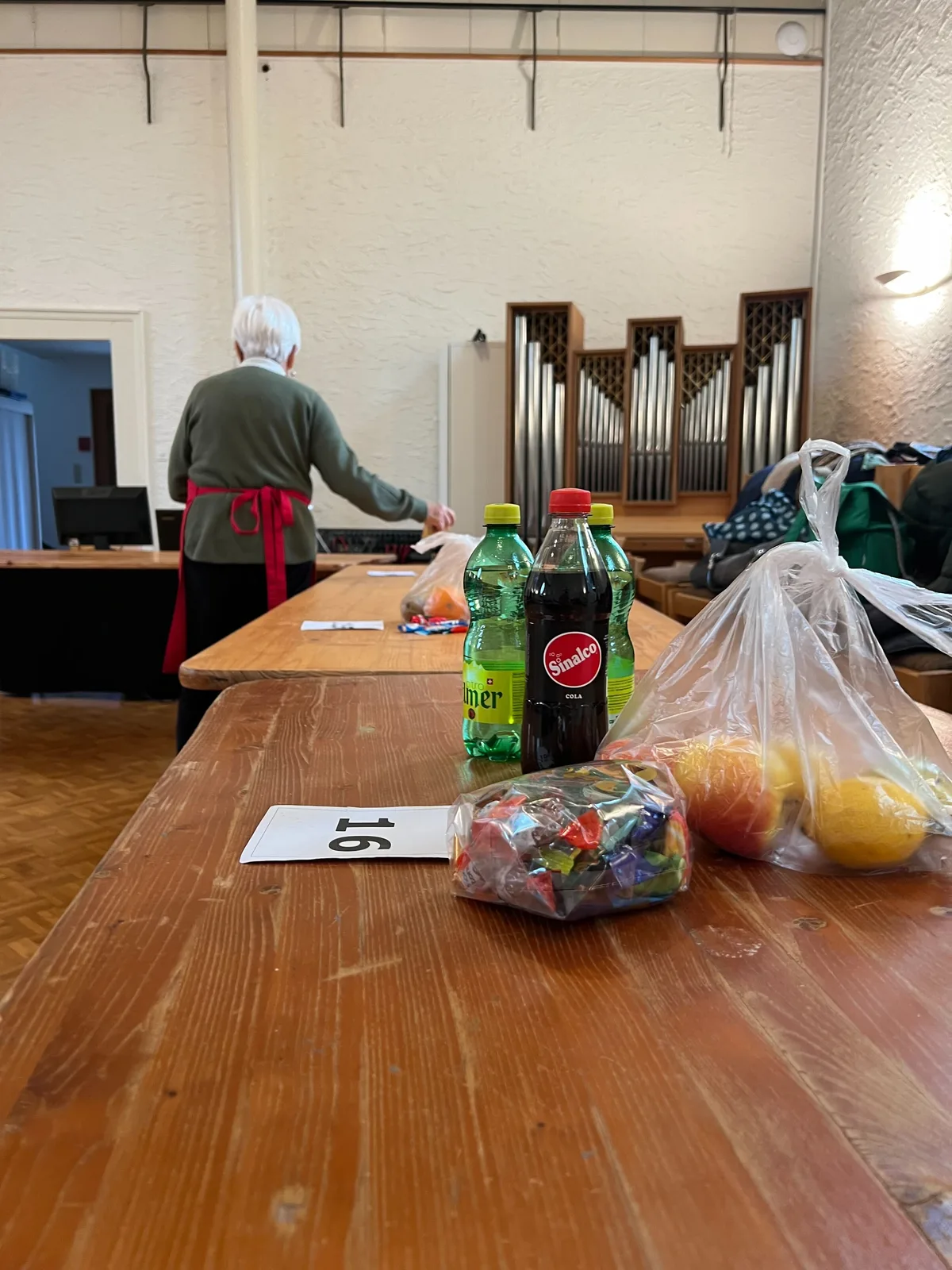 In der Kirche Uster können Bezüger mit wenig finanziellen Mitteln fast gratis Lebensmittel abholen.
